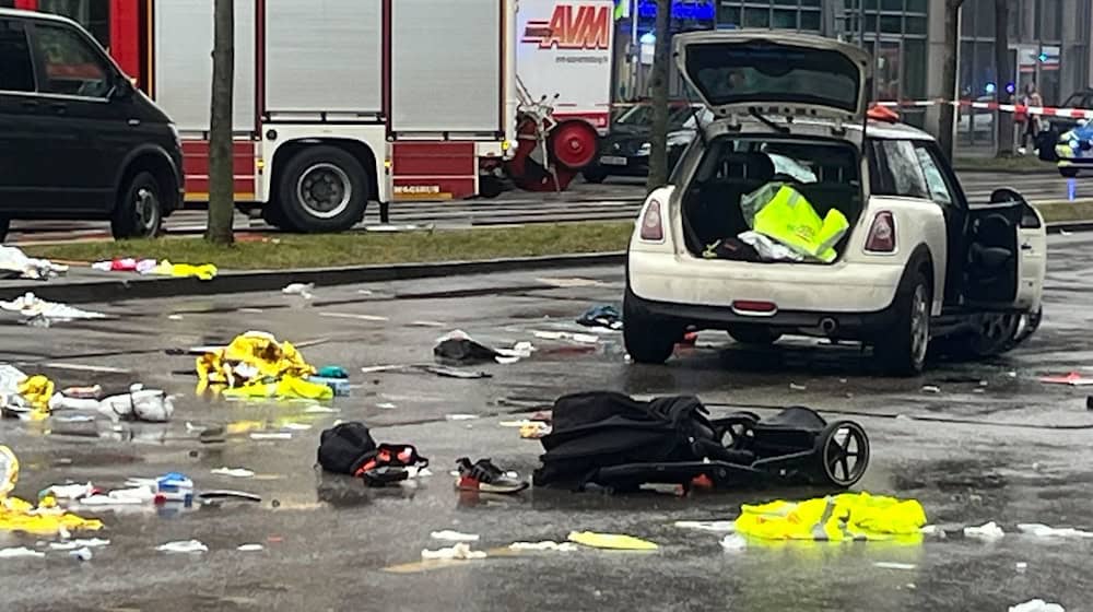 Mit seinem Auto überfuhr der Mann mehrere Menschen. (Archivbild) / Foto: Christoph Trost/dpa