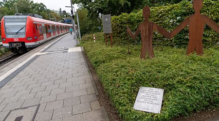 An der S-Bahnstation wurde nach dem Mord an Dominik Brunner ein Denkmal errichtet, auch als Zeichen für Zivilcourage.  / Foto: Peter Kneffel/dpa