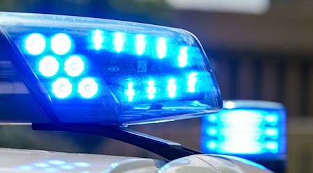 Ein Motorradfahrer kollidierte bei Ramsau mit einem rückwärts ausparkenden Auto. (Symbolbild) / Foto: Soeren Stache/dpa