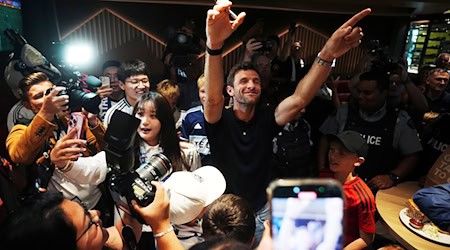 Thomas Müller feiert mit Fans der Vancouver Whitecaps bei seiner Ankunft am Flughafen. / Foto: Darryl Dyck/The Canadian Press/AP/dpa
