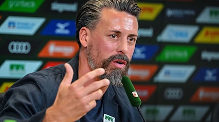 Steht vor dem ersten Pflichtspiel mit dem FC Augsburg: Trainer Sandro Wagner. / Foto: Harry Langer/dpa