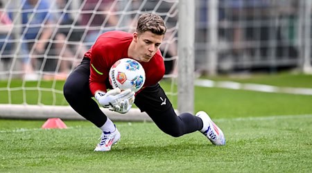 Augsburgs Torwart Finn Dahmen hat den Sprung in die Nationalmannschaft geschafft.  / Foto: Harry Langer/dpa