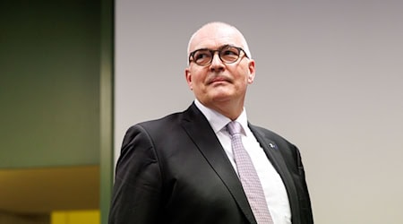 Muss erneut vor Gericht: der Ex-CDU-Bundestagsabgeordnete Axel Fischer. (Archivbild) / Foto: Matthias Balk/dpa