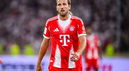 Das große «T» auf den Bayern-Trikots - hier bei Harry Kane - symbolisiert die Partnerschaft des Rekordmeisters mit der Telekom. / Foto: Tom Weller/dpa