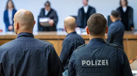 Ein Angeklagter legte Revision ein - nun muss neu verhandelt werden. (Archivbild) / Foto: Peter Kneffel/dpa