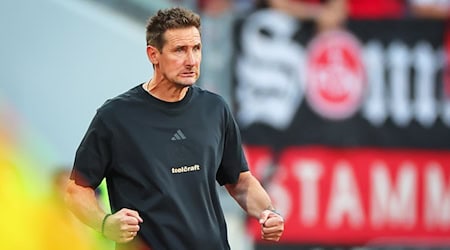Nürnberg-Trainer Miroslav Klose hat die drei ersten Pflichtspiele verloren. / Foto: Daniel Karmann/dpa