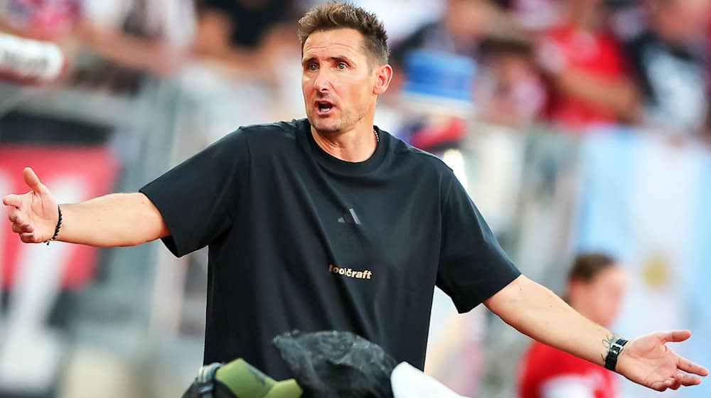 Im DFB-Pokal will Nürnbergs Trainer Miroslav Klose mit seiner Mannschaft den schlechten Saisonstart wiedergutmachen. / Foto: Daniel Karmann/dpa
