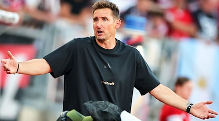Im DFB-Pokal will Nürnbergs Trainer Miroslav Klose mit seiner Mannschaft den schlechten Saisonstart wiedergutmachen. / Foto: Daniel Karmann/dpa