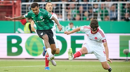 Oliver Batista Meier erzielt Münsters 1:0 - Nürnbergs Kapitän und Abwehrchef Fabio Gruber ist machtlos. / Foto: Bernd Thissen/dpa