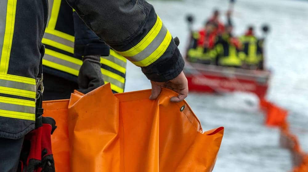 Die Ölsperre soll die Verschmutzung begrenzen. (Symbolbild) / Foto: Pia Bayer/dpa