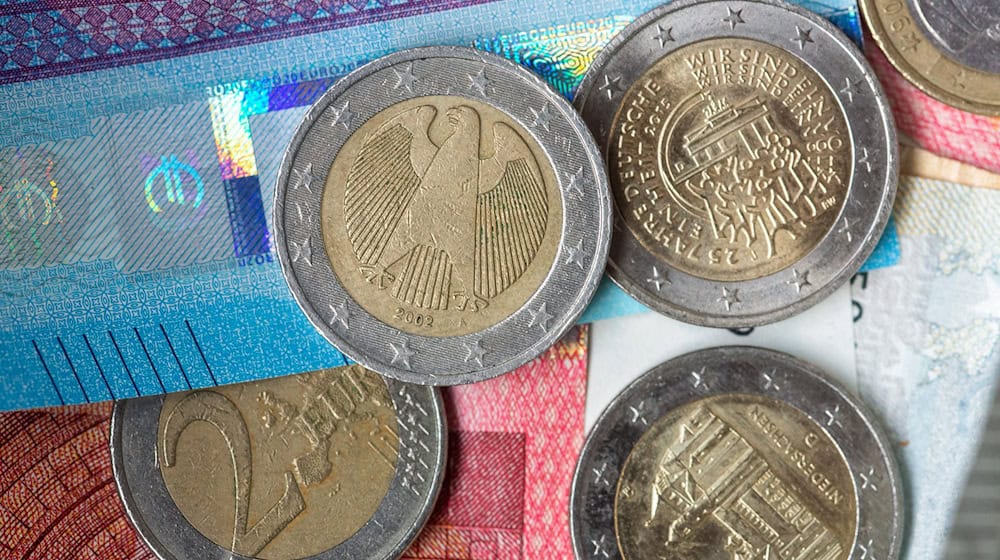 Bezahlen mit Bargeld kann für den Wirt mehr Logistik erfordern. (Illustration) / Foto: Fernando Gutierrez-Juarez/dpa