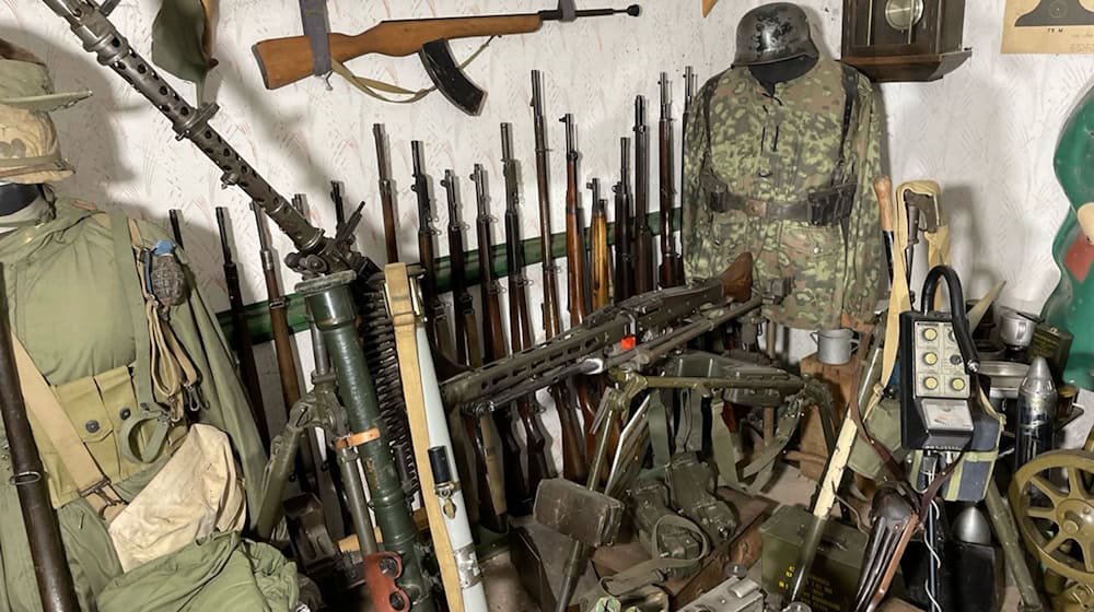 Bei einer Durchsuchung kamen mehrere Langwaffen und Militärgegenstände zum Vorschein. / Foto: -/Polizeipräsidium Unterfranken/dpa