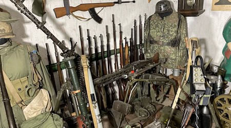 Bei einer Durchsuchung kamen mehrere Langwaffen und Militärgegenstände zum Vorschein. / Foto: -/Polizeipräsidium Unterfranken/dpa