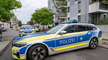 Bei einer Wohnungsdurchsuchung kam eine Schusswaffe zum Einsatz.  / Foto: Peter Kneffel/dpa