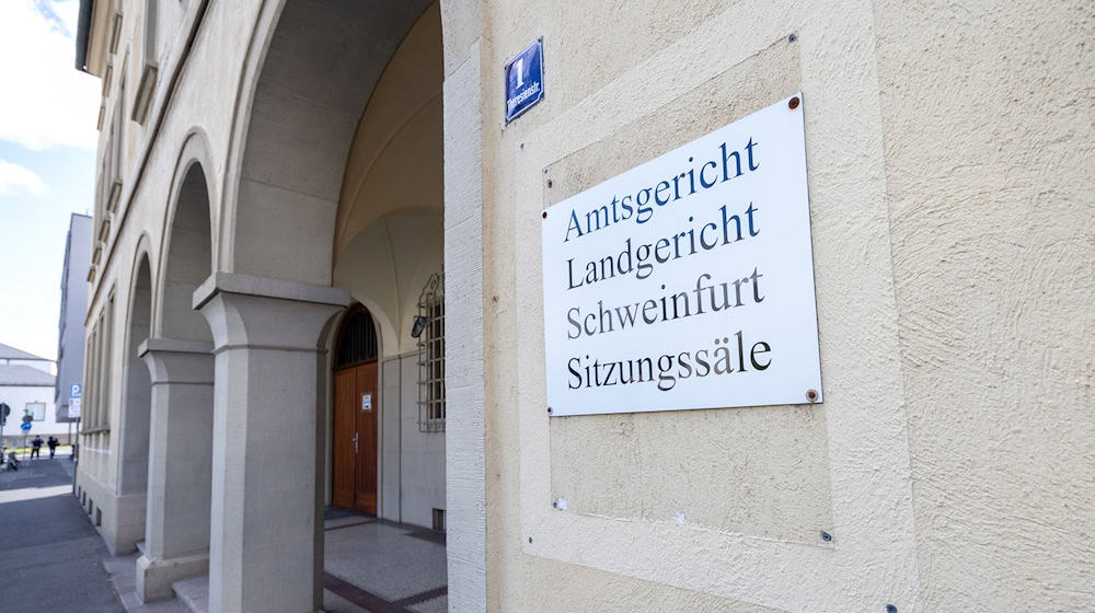 Ein ehemaliger Bankangestellter soll ältere Kunden um hohe Geldsummen betrogen haben. (Symbolbild) / Foto: Julien Becker/dpa