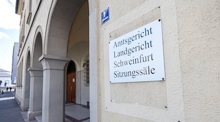 Ein ehemaliger Bankangestellter soll ältere Kunden um hohe Geldsummen betrogen haben. (Symbolbild) / Foto: Julien Becker/dpa