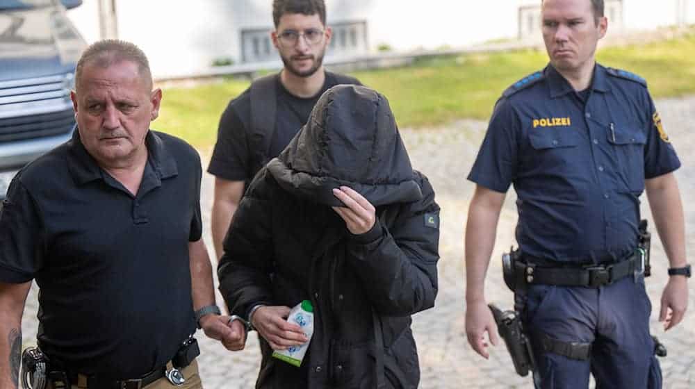 Zwei kleine Kinder werden tot im Bett gefunden, die Mutter sitzt daneben - nun steht sie vor Gericht.  / Foto: Peter Kneffel/dpa