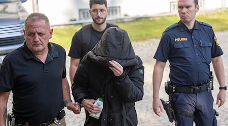 Zwei kleine Kinder werden tot im Bett gefunden, die Mutter sitzt daneben - nun steht sie vor Gericht.  / Foto: Peter Kneffel/dpa