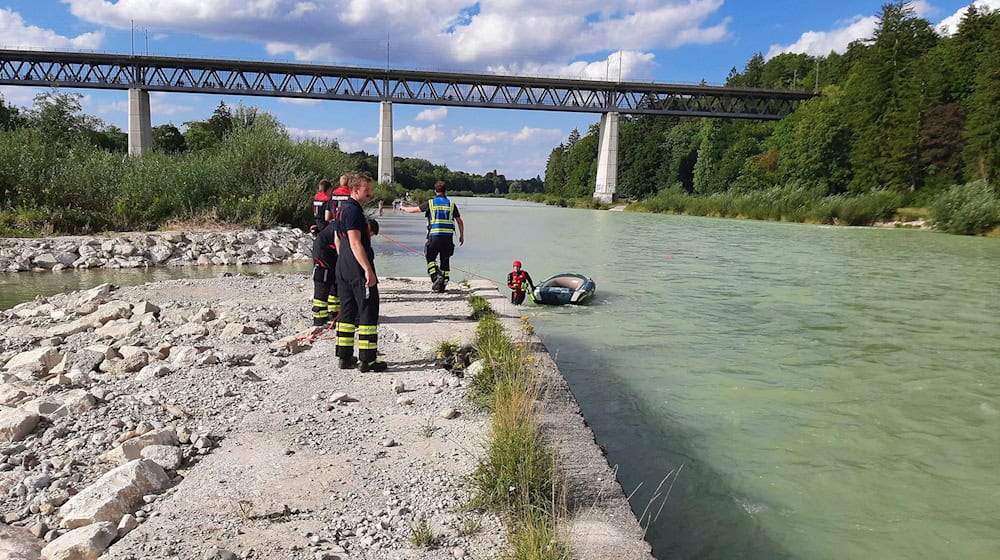 Strömungsretter der Feuerwehr zogen das gekenterte Schlauchboot aus der Isar. / Foto: -/Berufsfeuerwehr München/dpa