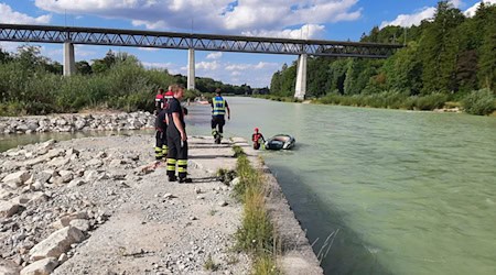 Strömungsretter der Feuerwehr zogen das gekenterte Schlauchboot aus der Isar. / Foto: -/Berufsfeuerwehr München/dpa