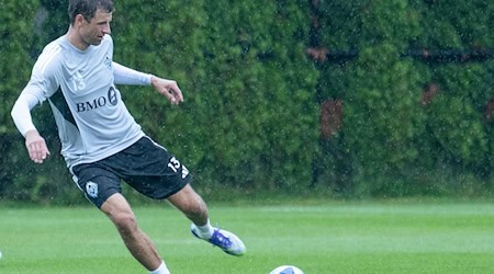 Thomas Müller funkt jetzt vermehrt auf Englisch. / Foto: Maximilian Haupt/dpa