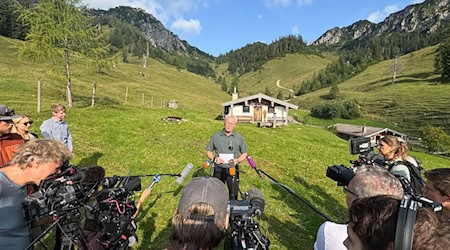 Traditionell ist der Wolf eines der Hauptthemen bei der alljährlichen Hauptalmbegehung in den bayerischen Alpen. Landwirtschaftsminister Rainer (CSU) will bis Januar das neue Jagdgesetz durch den Bundesrat bringen.  / Foto: Peter Kneffel/dpa
