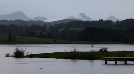 Aus Südwesten zieht Regen nach Bayern. (Archivbild) / Foto: Karl-Josef Hildenbrand/dpa