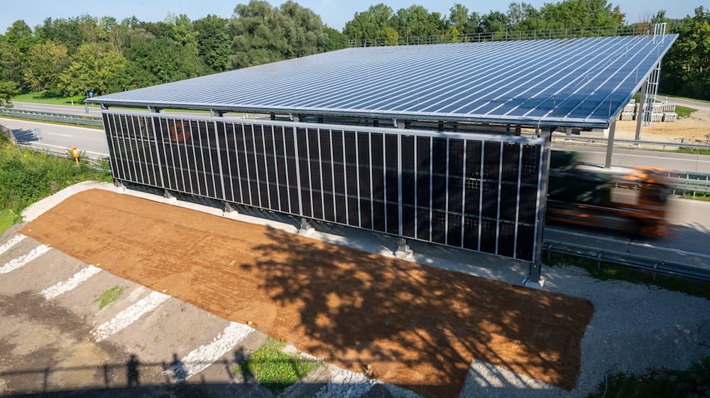 Das Solardach soll jährlich etwa 210.000 Kilowattstunden Strom erzeugen.  / Foto: Peter Kneffel/dpa