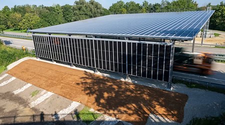 Das Solardach soll jährlich etwa 210.000 Kilowattstunden Strom erzeugen.  / Foto: Peter Kneffel/dpa