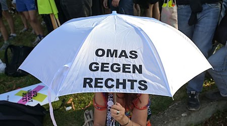 Die «Omas gegen Rechts» organisierten die Gegendemonstration. (Symbolbild) / Foto: Heiko Rebsch/dpa