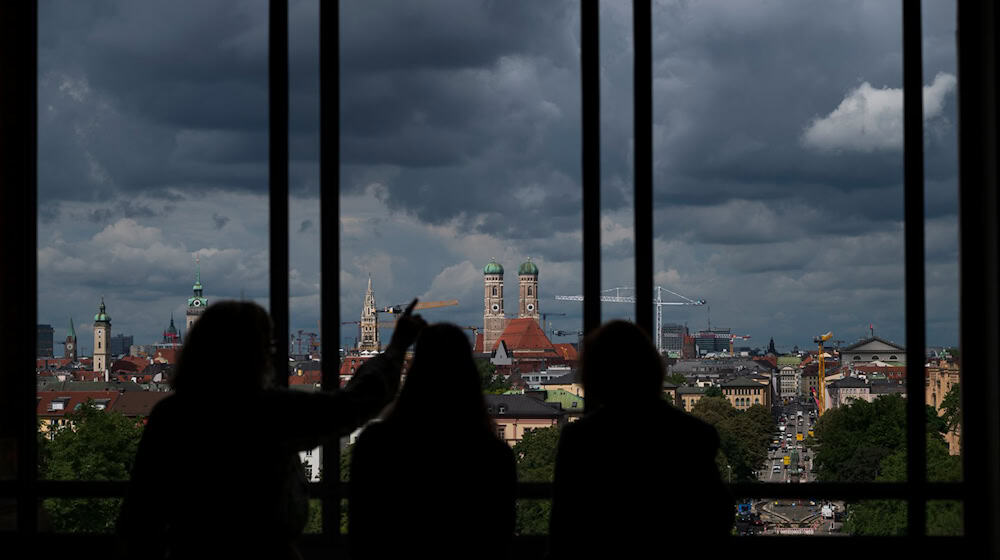 In Bayern bleibt es nass. (Symbolbild) / Foto: Peter Kneffel/dpa