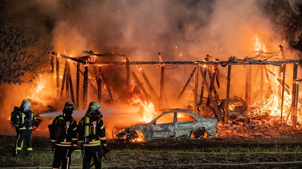 Die Scheune brannte bis auf die Grundmauern nieder.  / Foto: Ferdinand Merzbach/NEWS5/dpa