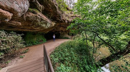 Soziale Medien und Outdoor-Portale haben die Schwarzachklamm auch weit über die Region hinaus bekannt gemacht - und das vsorgt zum Teil für Probleme.  / Foto: Daniel Karmann/dpa