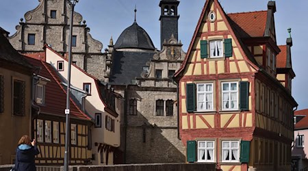 Nicht alle Denkmale werden so gut gepflegt wie das Malerwinkelhaus in Marktbreit. 24 Denkmale sind in den Jahren 2023 und 2024 verloren gegangen, teilt die Deutsche Stiftung Denkmalschutz in ihrem «Schwarzbuch» mit. / Foto: Karl-Josef Hildenbrand/dpa