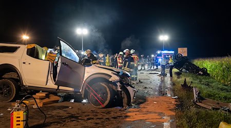 Bei Osterhofen stoßen zwei Autos zusammen.  / Foto: -/Zema Medien/dpa