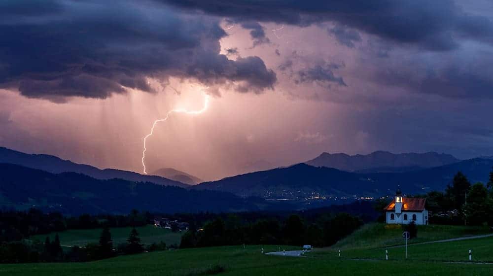 Blitze sind in Bayern dieses Jahr bisher sehr viel seltener als sonst. (Archivbild) / Foto: Jan Eifert/dpa