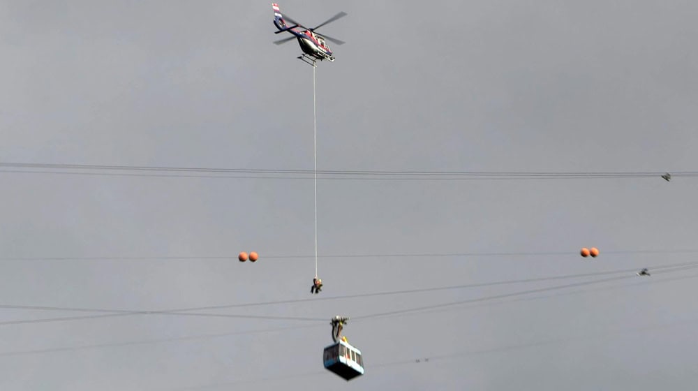 Insassen der Dornbirner Karrenseilbahn wurden von einem Hubschrauber gerettet. (Archivfoto) / Foto: Maurice Shourot/APA/dpa