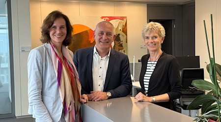 Birgit Steinborn (r) legt ihr Mandat als Gesamtbetriebsratsvorsitzende nach elfeinhalb Jahren nieder. Die Siemens-Personalchefin Judith Wiese (l) und der zweite Vorsitzende der IG Metall, Jürgen Kerner würdigten ihre Arbeit. (Archivbild) / Foto: Christof Rührmair/dpa
