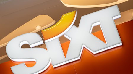 Sixt hat seinen Gewinn massiv gesteigert. (Archivbild) / Foto: Peter Kneffel/dpa