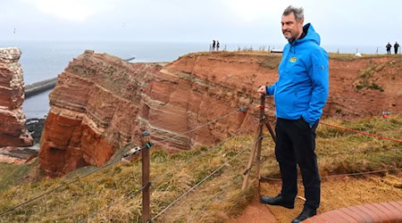 Bayerns Ministerpräsident Markus Söder (CSU) besucht bei seiner Helgoland-Visite auch die Lange Anna. / Foto: Frank Molter/dpa