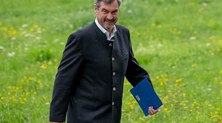 Steuererhöhungen sind für die CSU immer ein schwieriges Thema - auch die jüngsten Rufe aus der SPD stoßen auf Widerstand. (Archivbild) / Foto: Peter Kneffel/dpa
