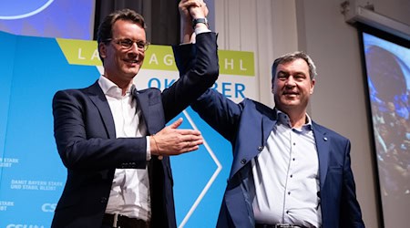 Hendrik Wüst (CDU) und Markus Söder (CSU) bei einer CSU-Wahlkampfveranstaltung 2023 in München. (Archivbild) / Foto: Sven Hoppe/dpa