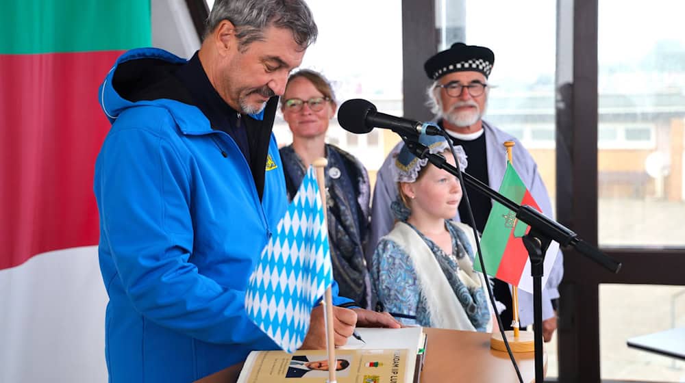 Bayerns Ministerpräsident Markus Söder (CSU) trägt sich ins Goldene Buch der Gemeinde Helgoland ein. / Foto: Frank Molter/dpa