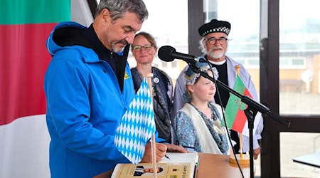 Bayerns Ministerpräsident Markus Söder (CSU) trägt sich ins Goldene Buch der Gemeinde Helgoland ein. / Foto: Frank Molter/dpa