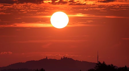 Ein Sommertag beginnt: Der DWD kündigt für Bayern ein sonniges und heißes Wochenende mit Temperaturen bis 34 Grad an. / Foto: Karl-Josef Hildenbrand/dpa