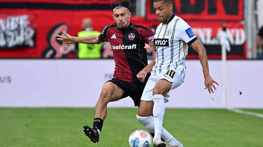 Die SV Elversberg um Jan Gyamerah (r) und der 1. FC Nürnberg um Berkay Yılmaz lieferten sich einen umkämpften Zweitliga-Auftakt. / Foto: Harald Tittel/dpa