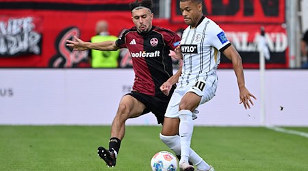 Die SV Elversberg um Jan Gyamerah (r) und der 1. FC Nürnberg um Berkay Yılmaz lieferten sich einen umkämpften Zweitliga-Auftakt. / Foto: Harald Tittel/dpa