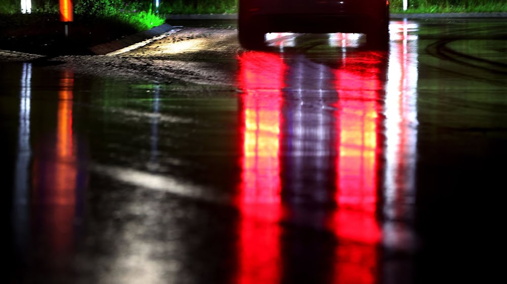Der Unfall passiert auf regennasser Fahrbahn. (Symbolbild) / Foto: Karl-Josef Hildenbrand/dpa