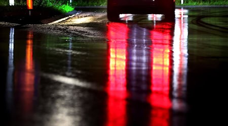 Der Unfall passiert auf regennasser Fahrbahn. (Symbolbild) / Foto: Karl-Josef Hildenbrand/dpa