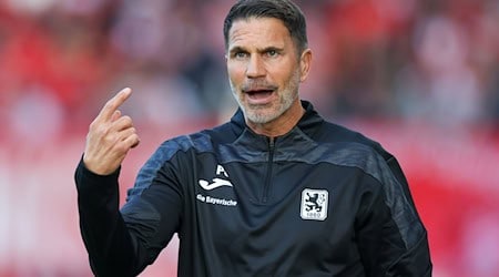 1860-Trainer Patrick Glöckner freut sich über den Heimsieg. / Foto: Christoph Reichwein/dpa